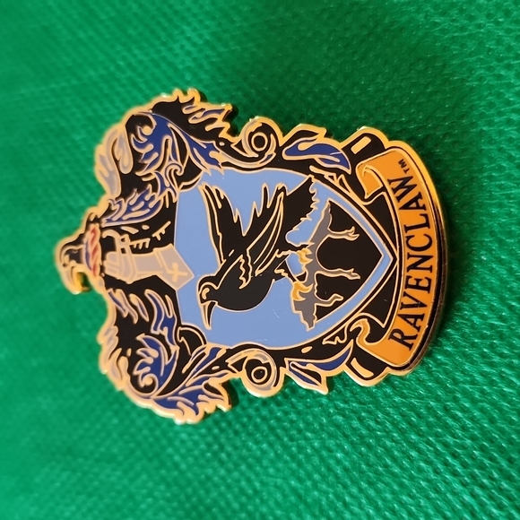The Wizarding World of Harry Potter Ravenclaw Trading Pin - Picture 1 of 2